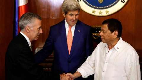 Tổng thống Philippines Rodrigo Duterte (phải) tiếp đón Đại sứ Mỹ Philip Goldberg (trái) và Ngoại trưởng Mỹ John Kerry tới thăm Điện Malacanangngày 27/7/2016. Ảnh: Reuters