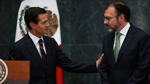 Ngoại trưởng vừa được bổ nhiệm của Mexico Luis Videgaray (phải) và Tổng thống Enrique Peña Nieto tại phủ Tổng thống ngày 4/1. Ảnh: Reuters