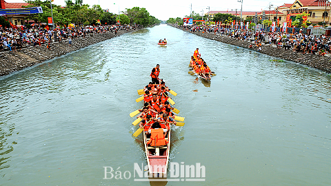 Ngày hội văn hoá thể thao huyện Nghĩa Hưng (ảnh bên phải). Ảnh: Chu Thế Vĩnh