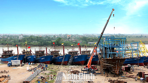 Sửa chữa và đóng mới các phương tiện vận tải thủy tại Cty CP Đóng tàu thủy Hoàng Phong, xã Xuân Ninh (Xuân Trường).