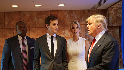 Ngoại trưởng Anh sẽ gặp con rể ông Trump Jared Kushner (trái, ngoài cùng).