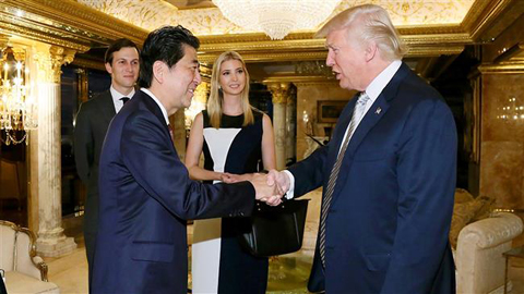 Thủ tướng Nhật Bản Abe là lãnh đạo nước ngoài ông Trump tiếp đầu tiên sau khi đắc cử. Ảnh: AFP