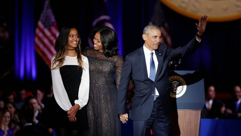 Tổng thống Barack Obama cùng vợ Michelle và con gái Malia vẫy chào đám đông ủng hộ tại trung tâm hội nghị McCormick Place ở Chicago. Ảnh: Reuters