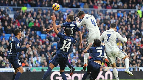 Sergio Ramos đánh đầu mở tỷ số cho Real Madrid trong trận tiếp đón Malaga trên sân nhà Santiago Bernabeu vòng 19 La Liga đêm 21-1. (Ảnh: Goal)