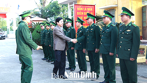 Đồng chí Trần Văn Chung, Phó Bí thư Thường trực Tỉnh ủy, Chủ tịch HĐND tỉnh đi thăm, chúc Tết Đồn Biên phòng cửa khẩu cảng Hải Thịnh. Ảnh: Việt Thắng