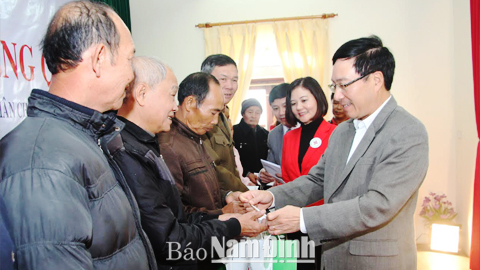 Đồng chí Phạm Bình Minh, Ủy viên Bộ Chính trị, Phó Thủ tướng  Chính phủ, Bộ trưởng Bộ Ngoại giao tặng quà đối tượng chính sách  huyện Vụ Bản.