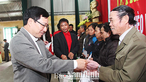 Đồng chí Phạm Bình Minh, Ủy viên Bộ Chính trị, Phó Thủ tướng Chính phủ, Bộ trưởng Bộ Ngoại giao tặng quà đối tượng chính sách huyện Xuân Trường.