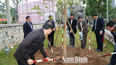 Các đồng chí lãnh đạo tỉnh và Thành phố Nam Định trồng cây tại khuôn viên Đài tưởng niệm liệt sĩ tỉnh.