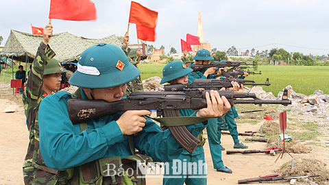 Kiểm tra bắn đạn thật cho lực lượng dân quân tự vệ Thành phố Nam Định.