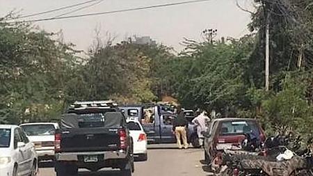 Cảnh sát Pakistan tới gần tòa lãnh sự của Afghanistan tại thành phố Karachi, miền nam Pakistan, sau khi xảy ra vụ xả súng, ngày 6-2-2017. (Ảnh: Geo TV)