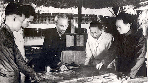 Chủ tịch Hồ Chí Minh cùng các đồng chí Trường Chinh (bên phải), Phạm Văn Đồng (bên trái), Võ Nguyên Giáp (ngoài cùng bên phải) quyết định mở Chiến dịch Điện Biên Phủ, năm 1954. Ảnh: Tư liệu