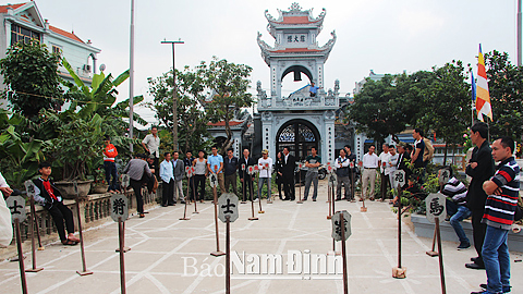 Thi đấu cờ trình trong Lễ hội xuân Đinh Dậu 2017 ở làng Sắc, xã Mỹ Thắng (Mỹ Lộc). 