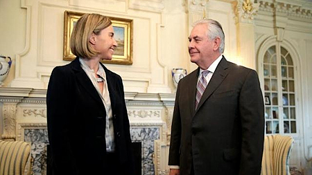 Ngoại trưởng Mỹ Rex Tillerson tiếp Đại diện cấp cao phụ trách chính sách đối ngoại của EU Federica Mogherini tại Bộ Ngoại giao Mỹ, ngày 9-2. (Ảnh: Reuters)