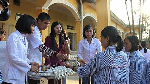 Các y tá của Trung tâm Điều dưỡng người tâm thần Hải Phòng cho bệnh nhân uống thuốc (Ảnh minh họa: KT)