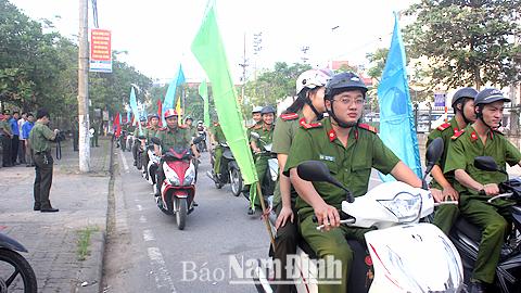 Tuổi trẻ Công an tỉnh ra quân tuyên truyền Luật Giao thông đường bộ.