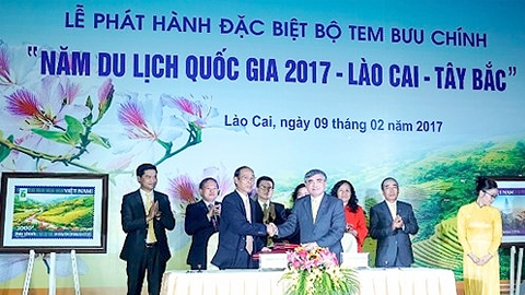 Lãnh đạo Bộ TT&TT và UBND tỉnh Lào Cai ký kết phát hành bộ tem đặc biệt.