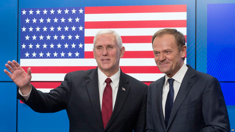 Phó Tổng thống Mỹ Mike Pence (trái) và Chủ tịch Hội đồng châu Âu Donald Tusk tại cuộc gặp ở Brussels, Bỉ ngày 20/2. Ảnh: AFP/TTXVN