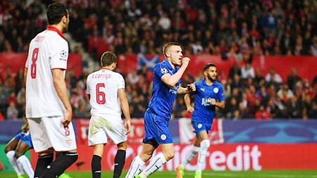 J. Vardy (áo xanh, giữa) ghi bàn mang lại hy vọng cho Leicester.