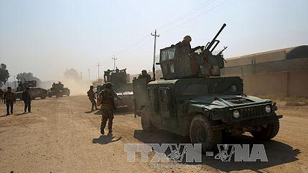 Lực lượng an ninh Iraq trên tuyến đường dẫn vào sân bay Mosul ngày 23/2. Ảnh: AFP/TTXVN