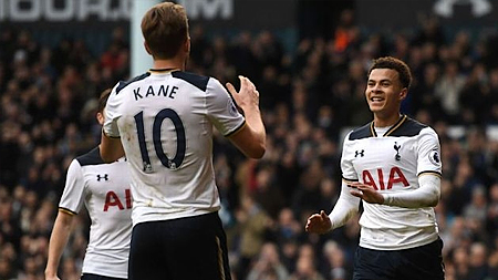 H. Kane (số 10) tỏa sáng với cú hat-trick vào lưới đội Stoke.