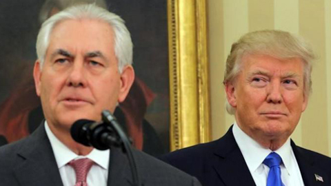 Ông Rex Tillerson (trái) đã có phát biểu gây chấn động về việc ngăn Trung Quốc ở Biển Đông.