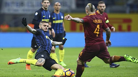 Tiền vệ Radja Nainggolan (số 4) tỏa sáng với hai pha sút xa lập công cho AS Roma. (Ảnh: Reuters).