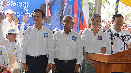 Tân Chủ tịch CNRP Kem Sokha (ngoài cùng bên trái) và ba Phó chủ tịch.