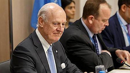 Đặc phái viên Liên hợp quốc về vấn đề Syria Staffan de Mistura (ngoài cùng, bên trái) tham dự một vòng đàm phán với ông Nasr al-Hariri, trưởng đoàn đàm phán của Ủy ban đàm phán cấp cao (HNC) đại diện cho phe đối lập chính tại Syria, diễn ra ở Geneva, Thụy Sĩ, ngày 3-3-2017. (Ảnh: Reuters)