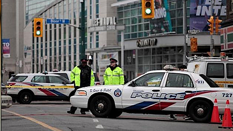 Cảnh sát phong tỏa tuyến đường gần trung tâm cộng đồng Do Thái tại Toronto, Ontario, Canada, ngày 7-3. (Ảnh: Reuters)