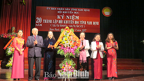 Đồng chí Nguyễn Thị Doan, nguyên Phó Chủ tịch nước, Chủ tịch Hội Khuyến học Việt Nam trao tặng Hội Khuyến học tỉnh lẵng hoa tươi thắm.