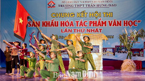 Vở diễn “Vợ nhặt” của lớp 12A7 đạt giải 3 trong đêm Chung khảo Hội thi “Sân khấu hóa tác phẩm văn học” lần thứ I của Trường THPT Trần Hưng Đạo.