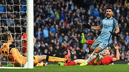 S. Aguero (áo xanh) ghi bàn gỡ hòa cho Man City nhưng cũng bỏ lỡ nhiều cơ hội.