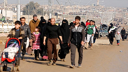 Người dân Iraq sơ tán khỏi tây Mosul trong bối cảnh giao tranh đang diễn ra ác liệt giữa các lực lượng Iraq với IS ở thành phố chiến lược miền bắc Iraq này. (Ảnh: Reuters)