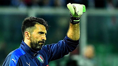 Thủ môn "lão tướng" G. Buffon vẫn vững vàng trong khung gỗ của đội tuyển Italia.