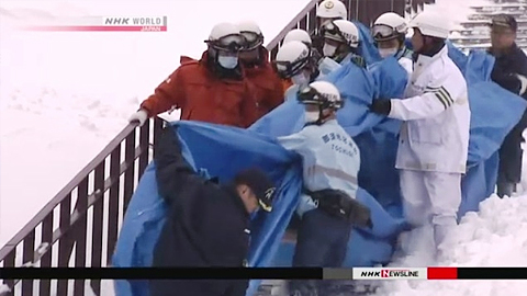 Nhân viên cứu hộ di chuyển các nạn nhân bị nạn trong vụ lở tuyết ở thị trấn Nasu, tỉnh Tochigi, Nhật Bản, ngày 27-3-2017. (Ảnh chụp màn hình)