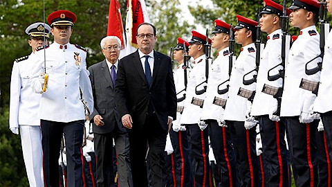 Tổng thống Pháp P. Ô-lăng-đơ duyệt Ðội danh dự quân đội Xin-ga-po. Ảnh ROI TƠ