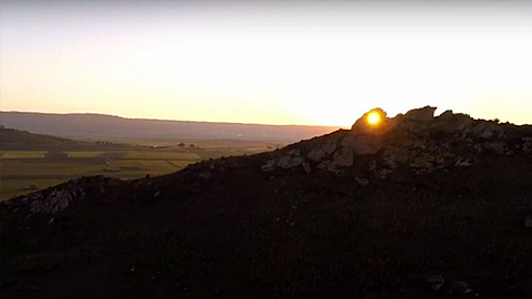   Mặt trời nằm gọn trong lỗ phiến đá.