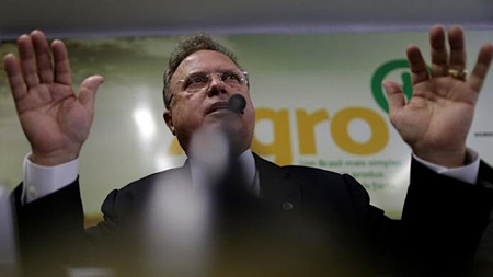 Bộ trưởng nông nghiệp Brazil, ông Blairo Maggi phát biểu tại cuộc họp báo ở Brasilia, Brazil ngày 27-3 - Ảnh: Reuters