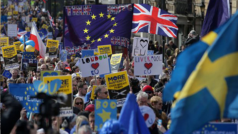 Ngày 25-3, hàng nghìn người dân Anh đã xuống đường tuần hành trên các đường phố lớn tại thủ đô London phản đối nước này rời khỏi Liên minh châu Âu (EU). Ảnh: EPA/TTXVN