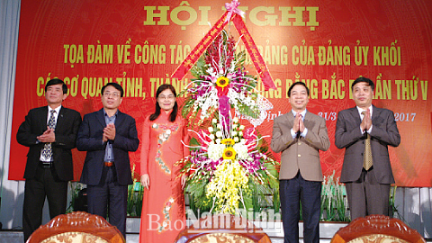 Đồng chí Trần Văn Chung, Phó Bí thư Thường trực Tỉnh ủy, Chủ tịch HĐND tỉnh tặng hoa chúc mừng hội nghị.