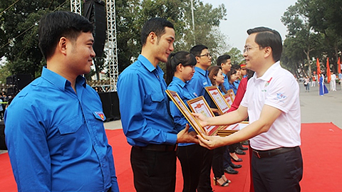 Bí thư Trung ương Đoàn Nguyễn Anh Tuấn trao bằng khen tặng các đơn vị đạt thành tích xuất sắc trong Tháng Thanh niên 2017 