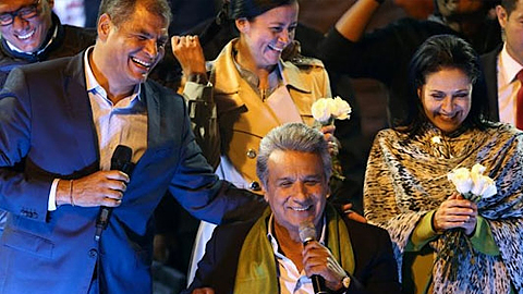 Ứng cử viên Tổng thống Ecuador Lenin Moreno (ở giữa) ăn mừng cùng với Tổng thống Ecuador Rafael Correa (bên trái) và vợ ông Rocio Gonzalez trong ngày bầu cử tại Thủ đô Quito, Ecuador, ngày 2-4-2017. (Ảnh: Reuters)