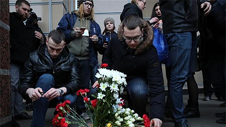 Người dân thắp nến tưởng nhớ các nạn nhân trong vụ nổ tại TP St. Petersburg, Nga, ngày 3-4. (Ảnh: Tân Hoa xã)