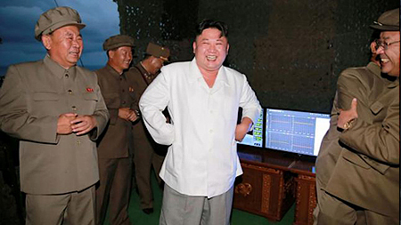 Hình ảnh lãnh đạo Triều Tiên Kim Jong Un trong vụ phóng thử tên lửa từ tàu ngầm được hãng KCNA công bố tháng trước. Ảnh: KCNA