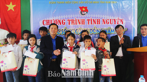 Học sinh nghèo xã Yên Cường (Ý Yên) nhận quà, học bổng của Tỉnh Đoàn trong chương trình Tình nguyện vì cuộc sống cộng đồng năm 2017.