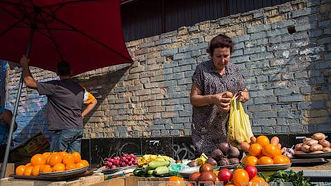 Một quầy bán rau quả ở thủ đô Kiev, Ukraine. Ảnh: EPA/TTXVN