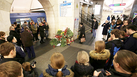 Tưởng niệm nạn nhân vụ đánh bom ga tàu điện ngầm ở St Petersburg, Nga. Ảnh: REUTERS - See more at: http://www.sggp.org.vn/thegioi/2017/4/454391/#sthash.e0yGXQkE.dpuf