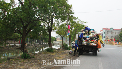 Thu gom rác thải tại địa phận Thị trấn Cổ Lễ (Trực Ninh).