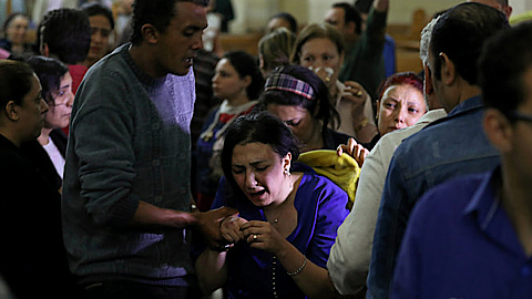 Người thân các nạn nhân than khóc trong nhà thờ bị đánh bom ở Tanta của Ai Cập - Ảnh: Reuters