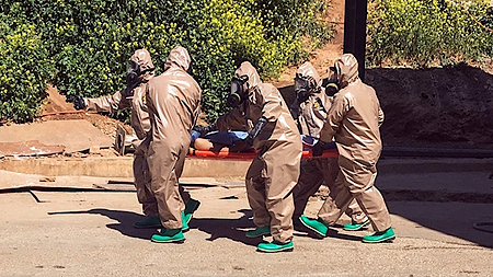 Chuyển nạn nhân trong vụ tiến công hóa học ở Xy-ri đến tỉnh Ha-tay, Thổ Nhĩ Kỳ để chữa trị. Ảnh AP